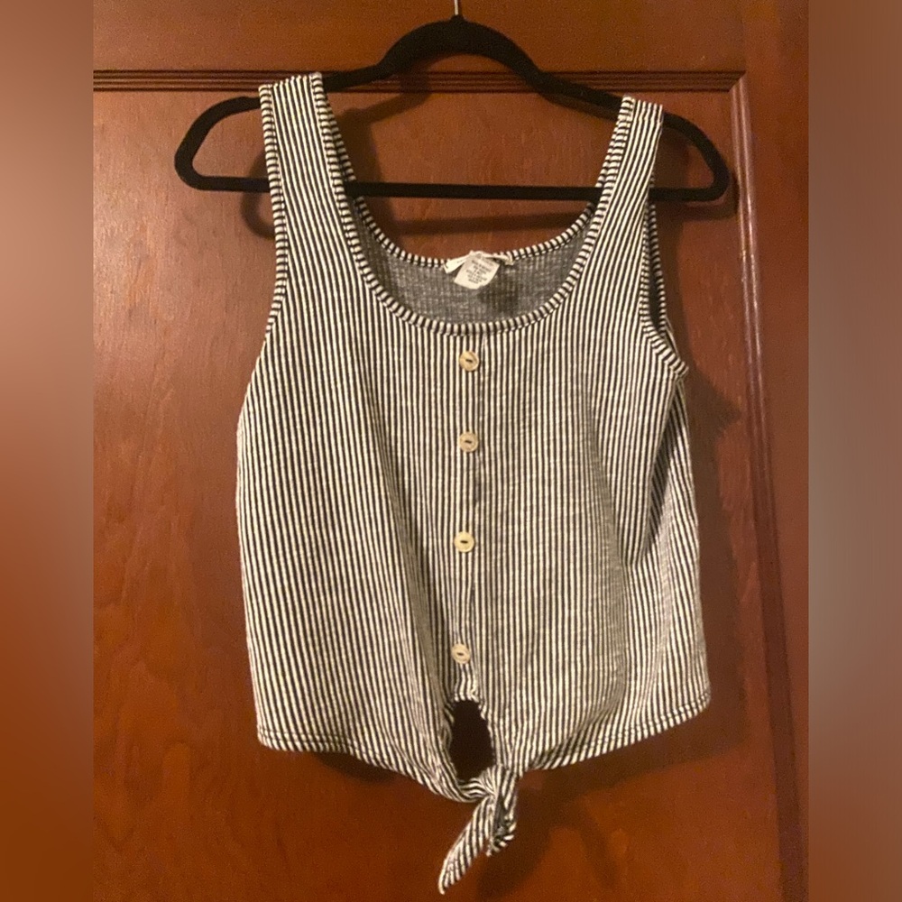 Caution to the Wind Black and white cropped tank with bottoms on front. Size M.